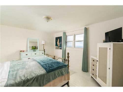 3819 Terrace Lane, Crystal Beach, ON - Indoor Photo Showing Bedroom