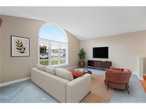 3679 Frances Street, Ridgeway, ON - Indoor Photo Showing Living Room