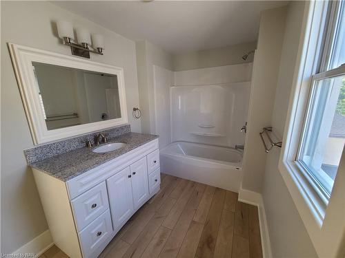 57 Oakland Avenue, Welland, ON - Indoor Photo Showing Bathroom