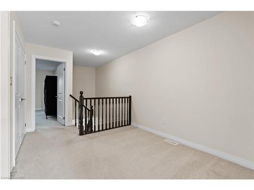 4861 Pettit Avenue, Niagara Falls, ON - Indoor Photo Showing Other Room