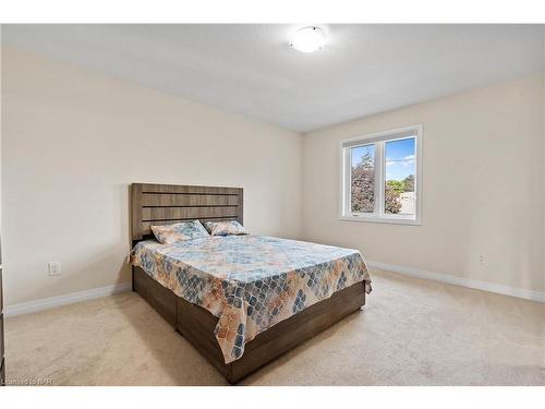 4861 Pettit Avenue, Niagara Falls, ON - Indoor Photo Showing Bedroom