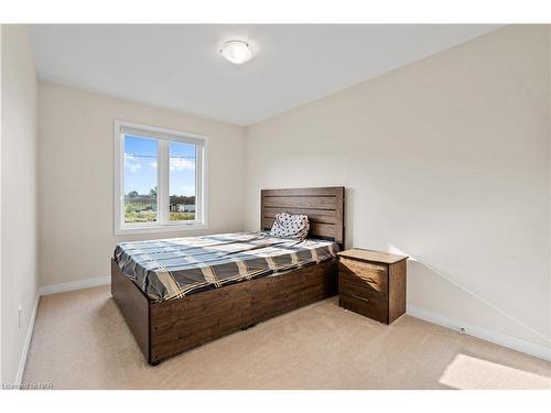 4861 Pettit Avenue, Niagara Falls, ON - Indoor Photo Showing Bedroom