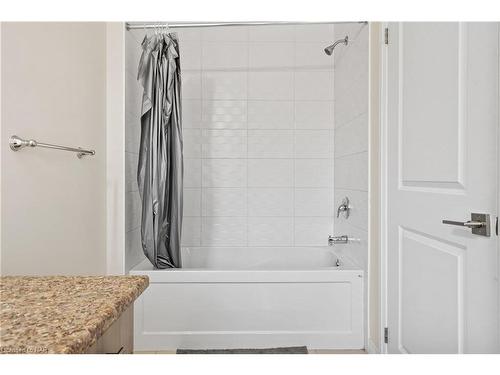 4861 Pettit Avenue, Niagara Falls, ON - Indoor Photo Showing Bathroom