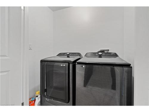 4861 Pettit Avenue, Niagara Falls, ON - Indoor Photo Showing Laundry Room