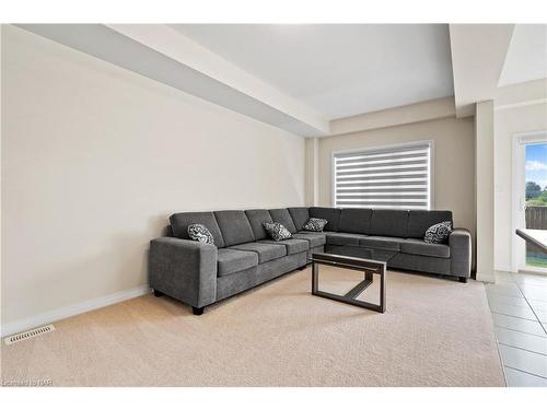 4861 Pettit Avenue, Niagara Falls, ON - Indoor Photo Showing Living Room