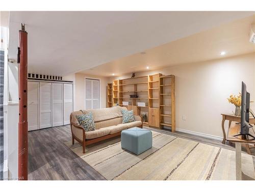 134 Haun Road, Crystal Beach, ON - Indoor Photo Showing Living Room