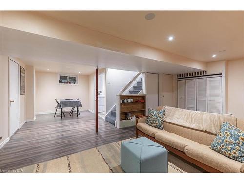 134 Haun Road, Crystal Beach, ON - Indoor Photo Showing Living Room