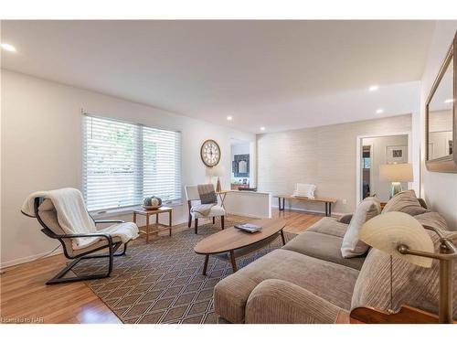 134 Haun Road, Crystal Beach, ON - Indoor Photo Showing Living Room