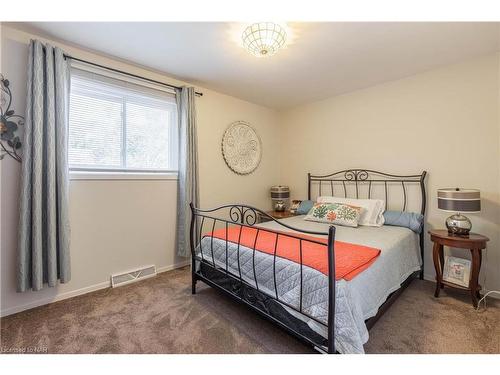 134 Haun Road, Crystal Beach, ON - Indoor Photo Showing Bedroom