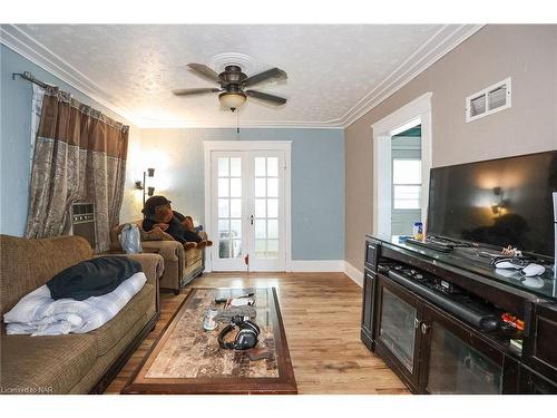 539 King Street, Welland, ON - Indoor Photo Showing Living Room