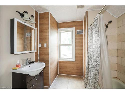 539 King Street, Welland, ON - Indoor Photo Showing Bathroom