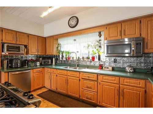 543 King Street, Welland, ON - Indoor Photo Showing Kitchen With Double Sink