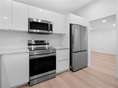 6763 Cooper Drive, Niagara Falls, ON - Indoor Photo Showing Kitchen With Stainless Steel Kitchen