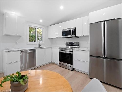 6763 Cooper Drive, Niagara Falls, ON - Indoor Photo Showing Kitchen With Stainless Steel Kitchen With Upgraded Kitchen