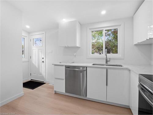 6763 Cooper Drive, Niagara Falls, ON - Indoor Photo Showing Kitchen With Stainless Steel Kitchen