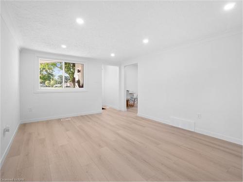 6763 Cooper Drive, Niagara Falls, ON - Indoor Photo Showing Other Room