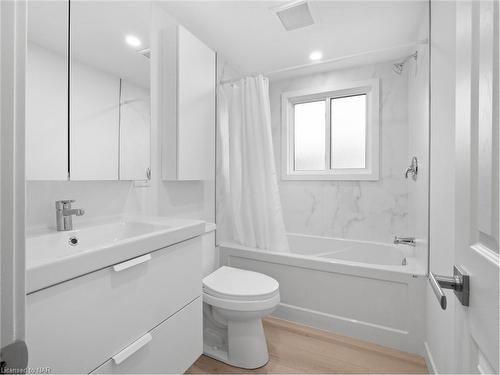 6763 Cooper Drive, Niagara Falls, ON - Indoor Photo Showing Bathroom