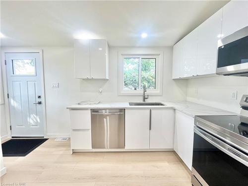 6763 Cooper Drive, Niagara Falls, ON - Indoor Photo Showing Kitchen With Stainless Steel Kitchen