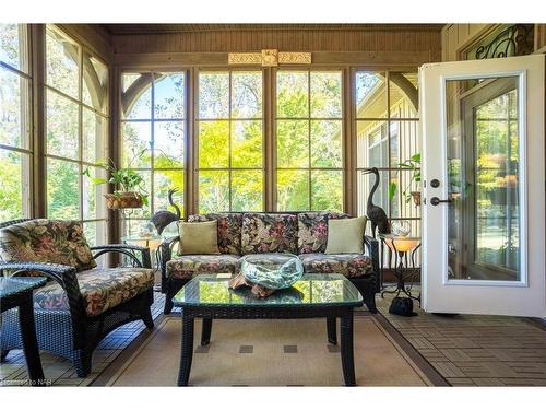 2180 Dominion Road, Ridgeway, ON - Indoor Photo Showing Living Room