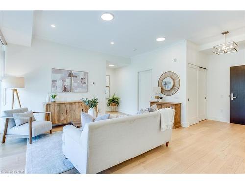 102-77 Yates Street, St. Catharines, ON - Indoor Photo Showing Living Room