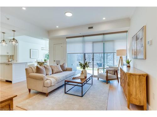 102-77 Yates Street, St. Catharines, ON - Indoor Photo Showing Living Room