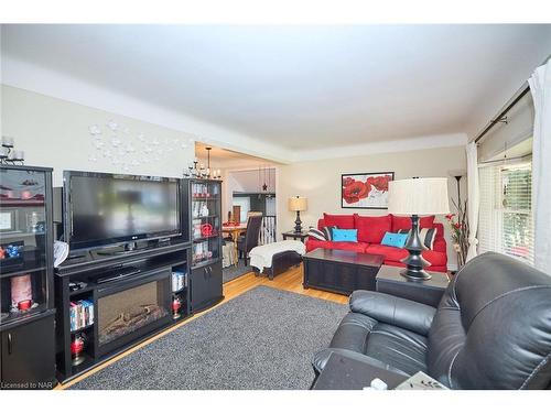 1216 Benner Avenue, Fort Erie, ON - Indoor Photo Showing Living Room