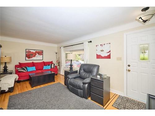 1216 Benner Avenue, Fort Erie, ON - Indoor Photo Showing Living Room