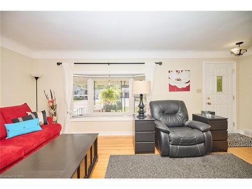 1216 Benner Avenue, Fort Erie, ON - Indoor Photo Showing Living Room