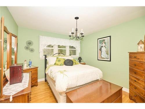 1216 Benner Avenue, Fort Erie, ON - Indoor Photo Showing Bedroom