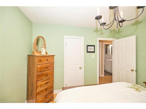 1216 Benner Avenue, Fort Erie, ON - Indoor Photo Showing Bedroom