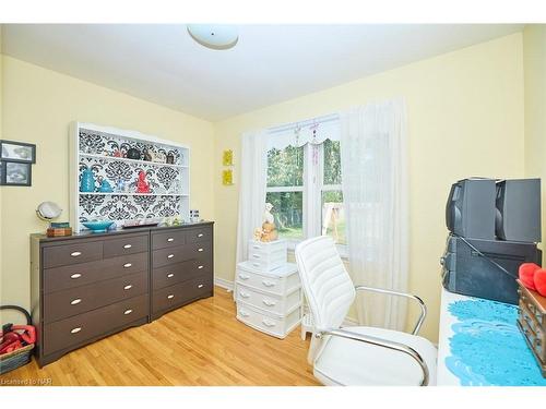 1216 Benner Avenue, Fort Erie, ON - Indoor Photo Showing Bedroom