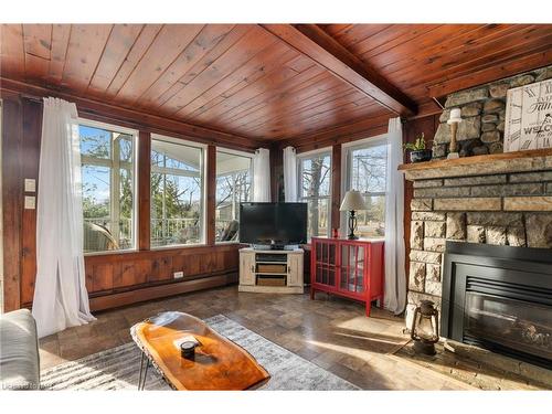 768 Bernard Avenue, Ridgeway, ON - Indoor Photo Showing Living Room With Fireplace