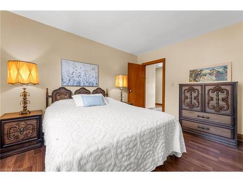 6688 Bellevue Street, Niagara Falls, ON - Indoor Photo Showing Bedroom