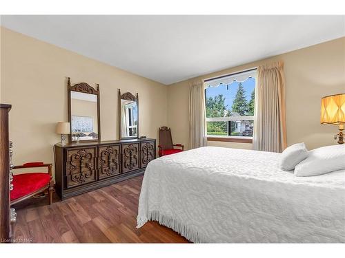 6688 Bellevue Street, Niagara Falls, ON - Indoor Photo Showing Bedroom