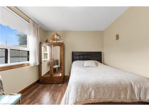 6688 Bellevue Street, Niagara Falls, ON - Indoor Photo Showing Bedroom