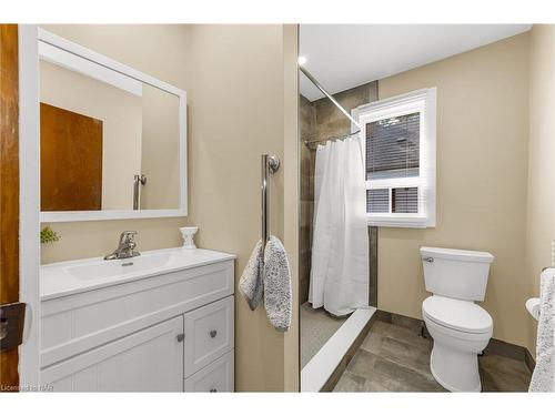 6688 Bellevue Street, Niagara Falls, ON - Indoor Photo Showing Bathroom