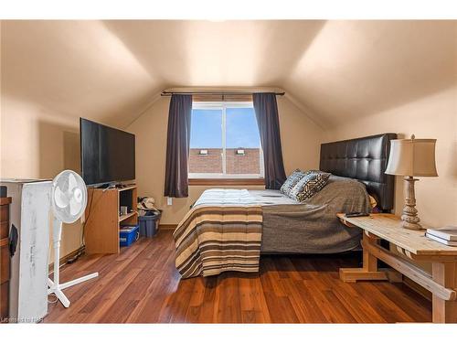 6688 Bellevue Street, Niagara Falls, ON - Indoor Photo Showing Bedroom