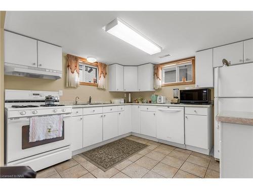 6688 Bellevue Street, Niagara Falls, ON - Indoor Photo Showing Kitchen