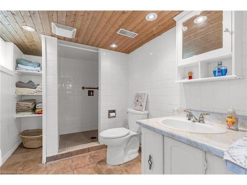 6688 Bellevue Street, Niagara Falls, ON - Indoor Photo Showing Bathroom