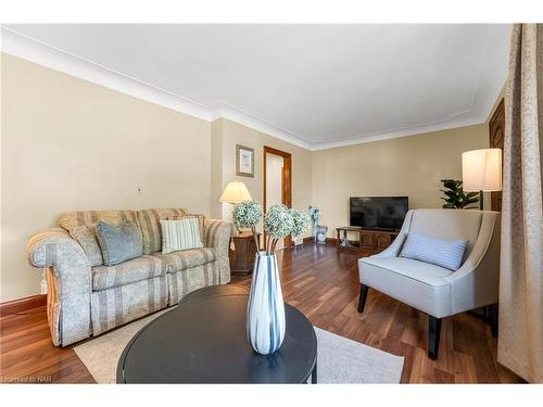 6688 Bellevue Street, Niagara Falls, ON - Indoor Photo Showing Living Room