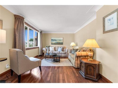 6688 Bellevue Street, Niagara Falls, ON - Indoor Photo Showing Living Room