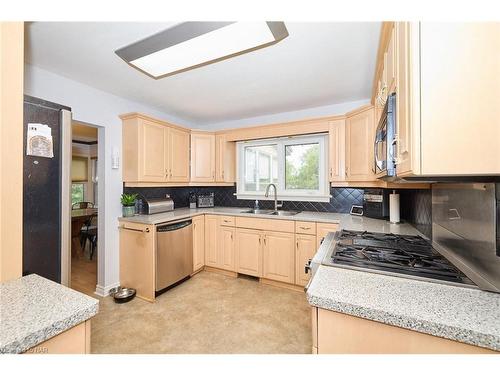 60 Tennessee Avenue, Port Colborne, ON - Indoor Photo Showing Kitchen