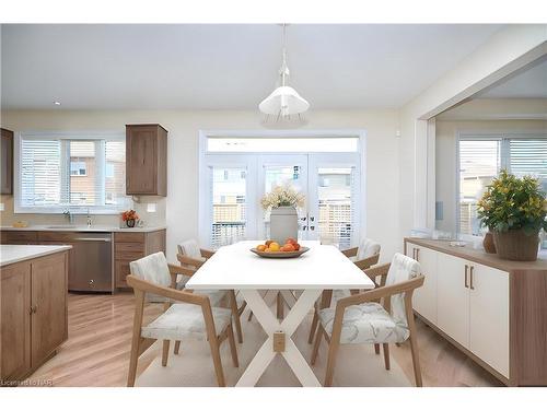 8404 Sumac Court, Niagara Falls, ON - Indoor Photo Showing Dining Room