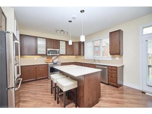 8404 Sumac Court, Niagara Falls, ON - Indoor Photo Showing Kitchen With Upgraded Kitchen