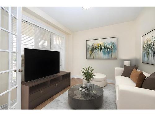 8404 Sumac Court, Niagara Falls, ON - Indoor Photo Showing Living Room