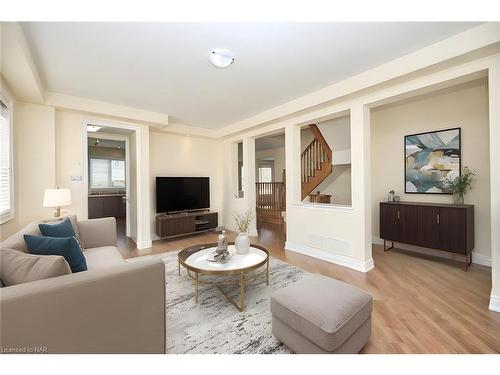 8404 Sumac Court, Niagara Falls, ON - Indoor Photo Showing Living Room