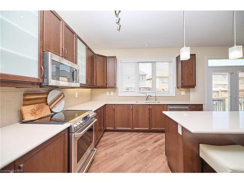 8404 Sumac Court, Niagara Falls, ON - Indoor Photo Showing Kitchen