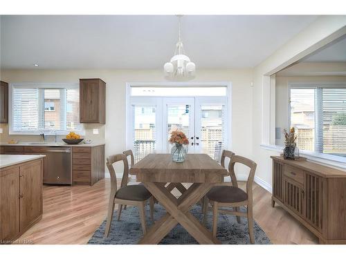 8404 Sumac Court, Niagara Falls, ON - Indoor Photo Showing Dining Room