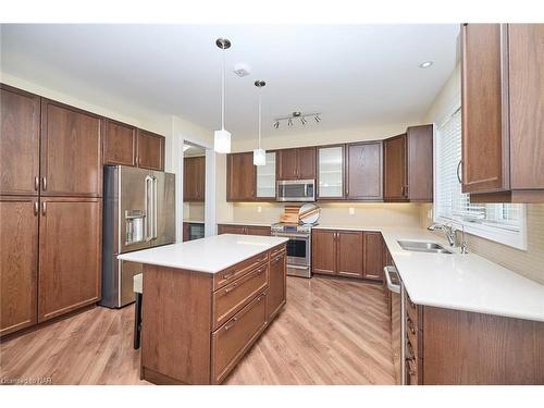 8404 Sumac Court, Niagara Falls, ON - Indoor Photo Showing Kitchen With Double Sink With Upgraded Kitchen