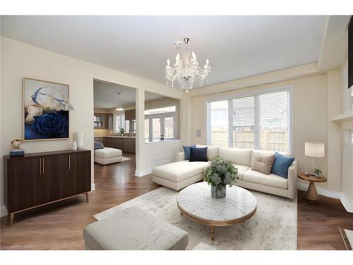 8404 Sumac Court, Niagara Falls, ON - Indoor Photo Showing Living Room